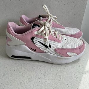 Womens Nike shoes size 7.5